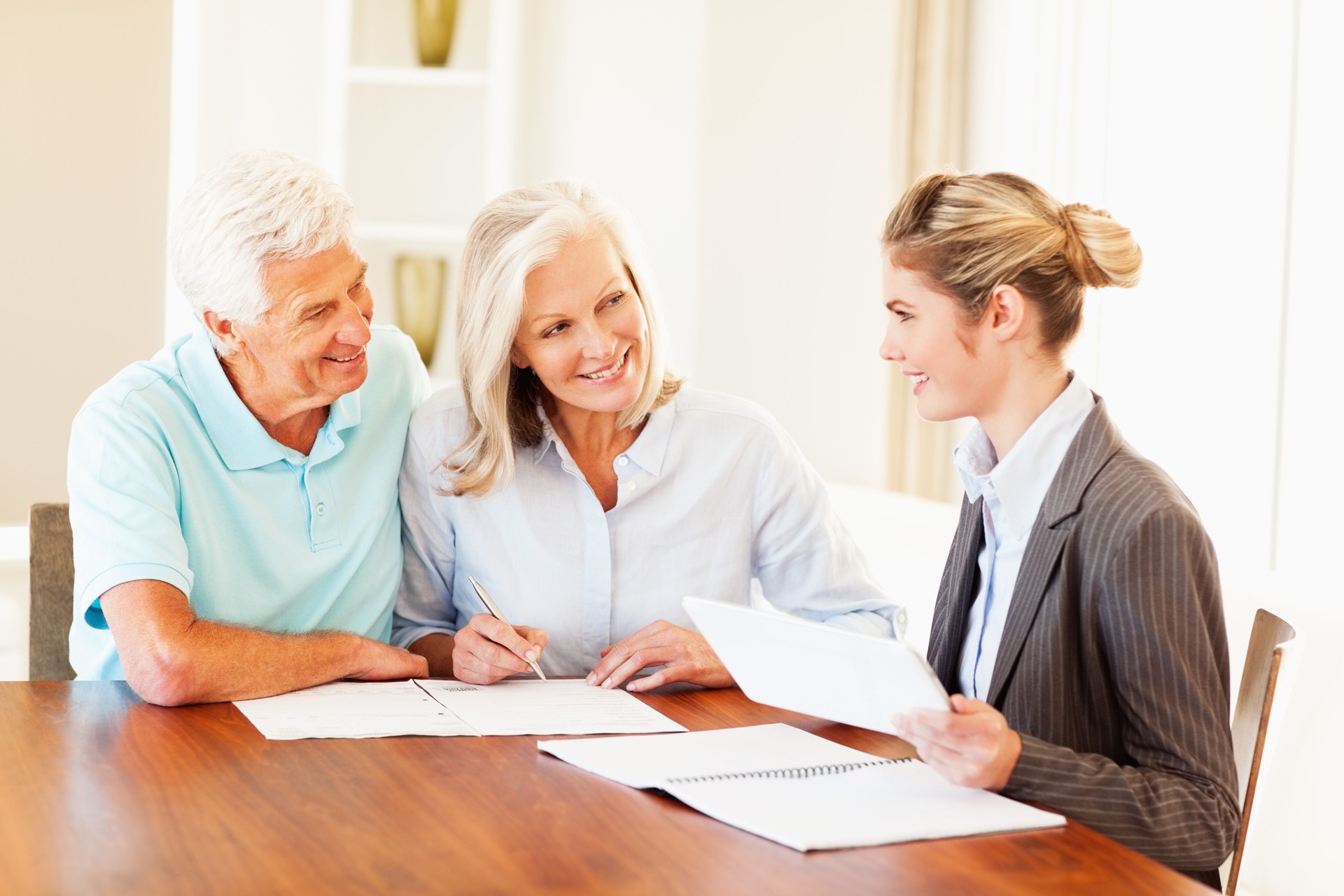 Asesor financiero Senior pareja discutiendo con