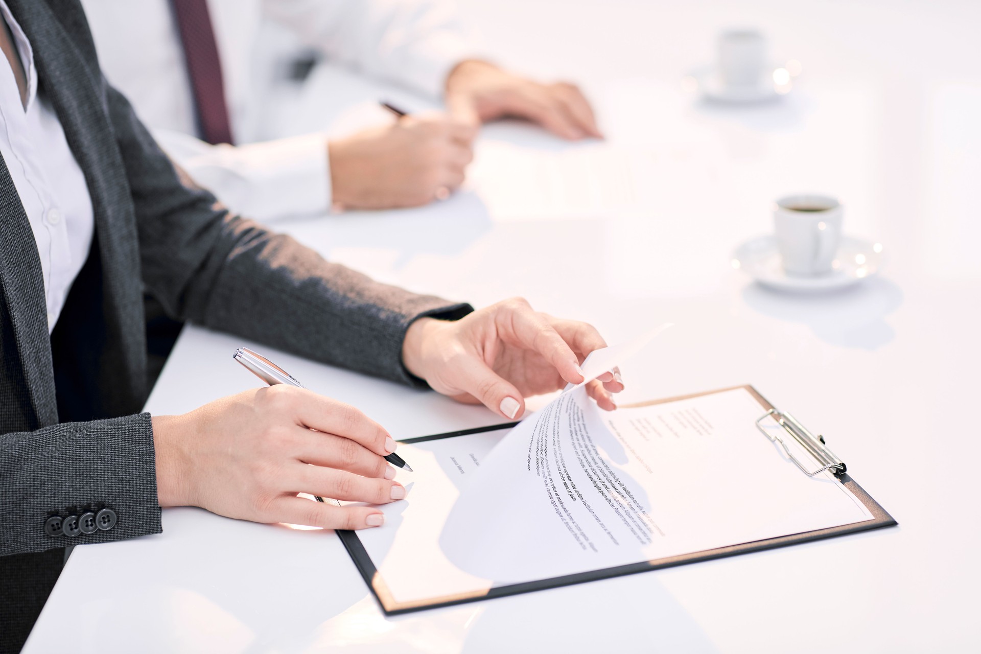 Mujer de negocios firma un documento.